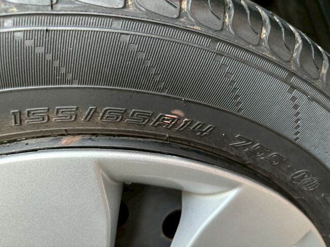 まだ黒くて綺麗なタイヤです。